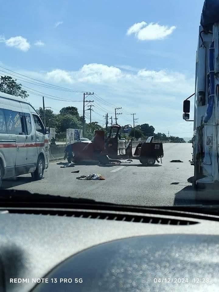 Embiste tráiler a pochi; chofer muere al instante