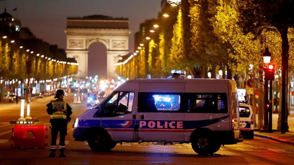 Detienen a atacante cerca de Torre Eiffel