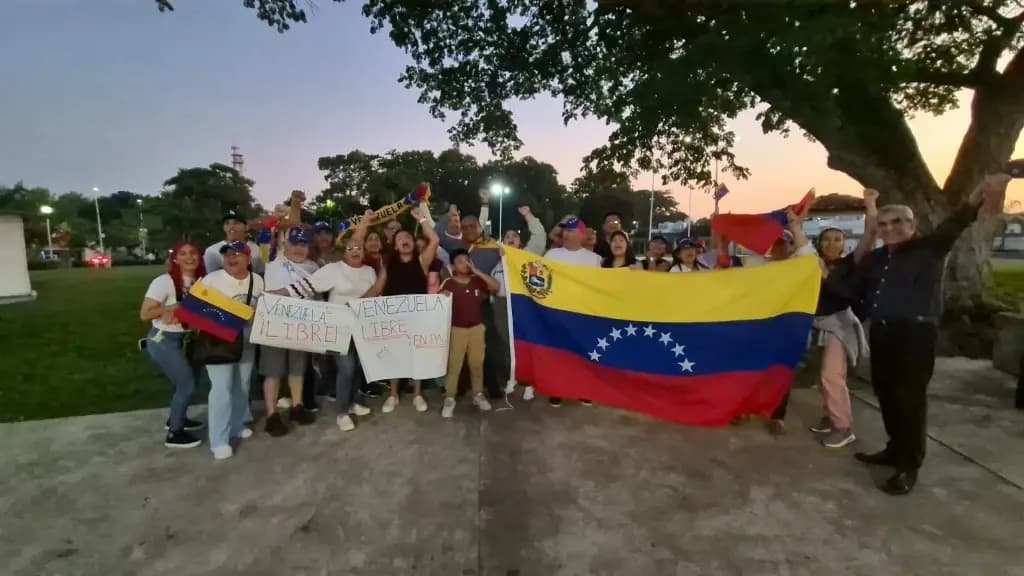 Celebran venezolanos en Tabasco caída de Maduro