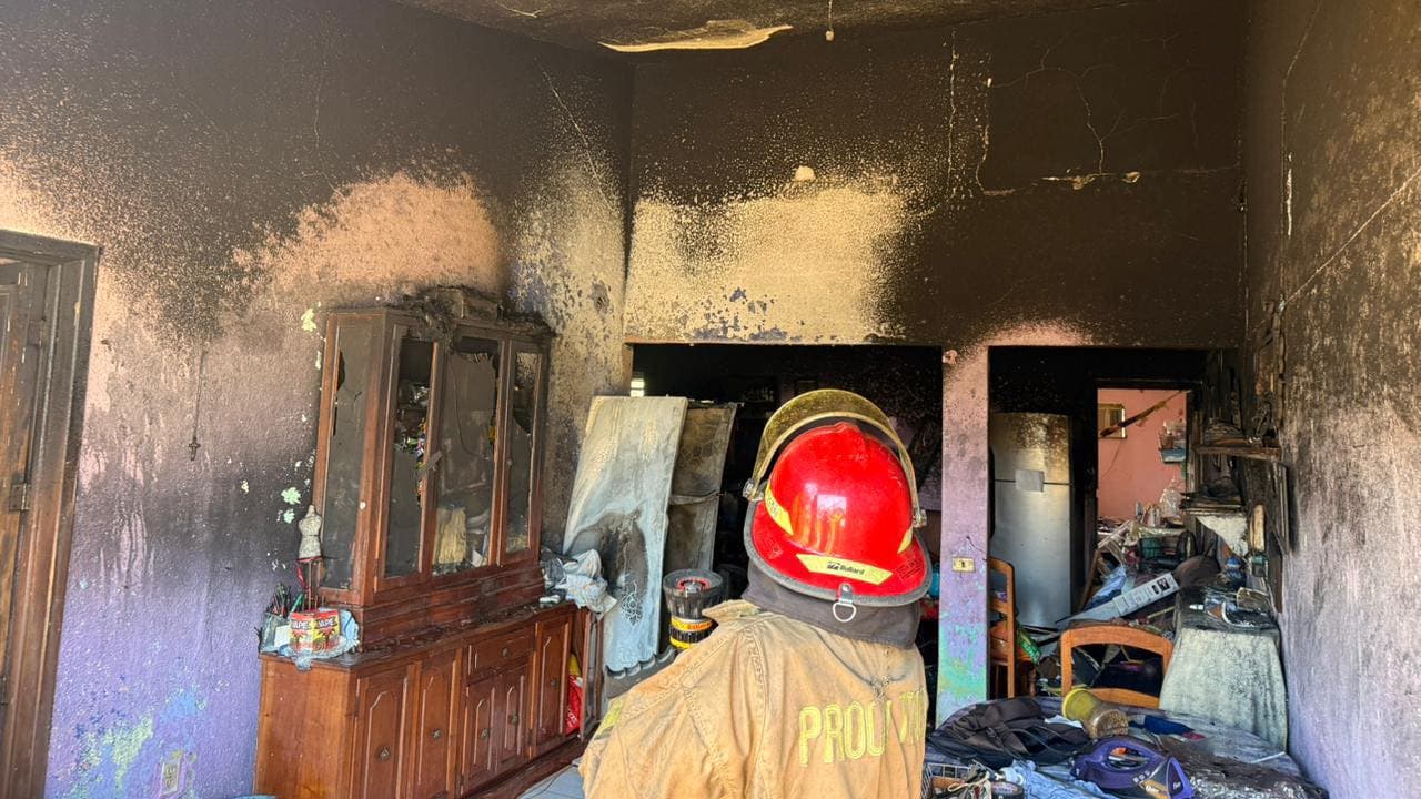 Dos hombres con quemaduras deja incendio de casa