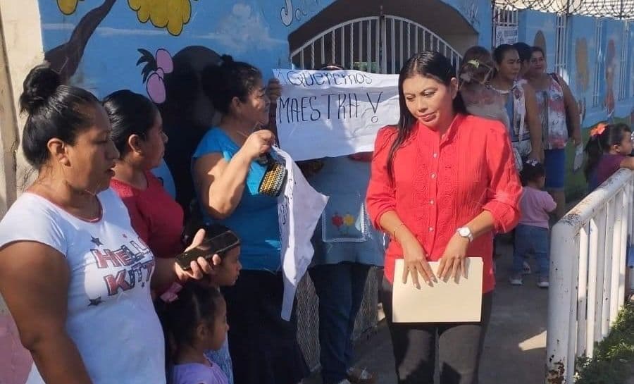 Bloquean kínder por falta de maestro