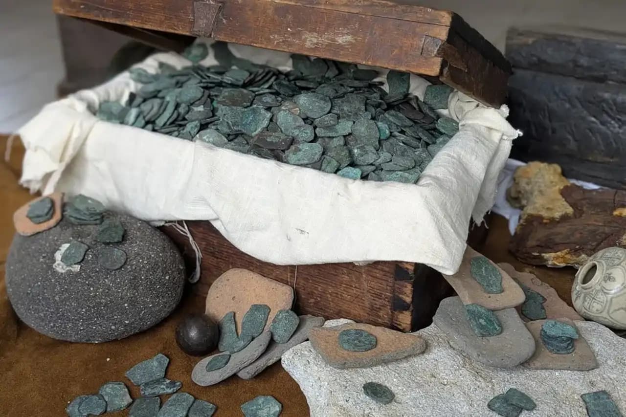 Encuentran tesoro de 1 millón de dólares en monedas de México, Bolivia y Perú