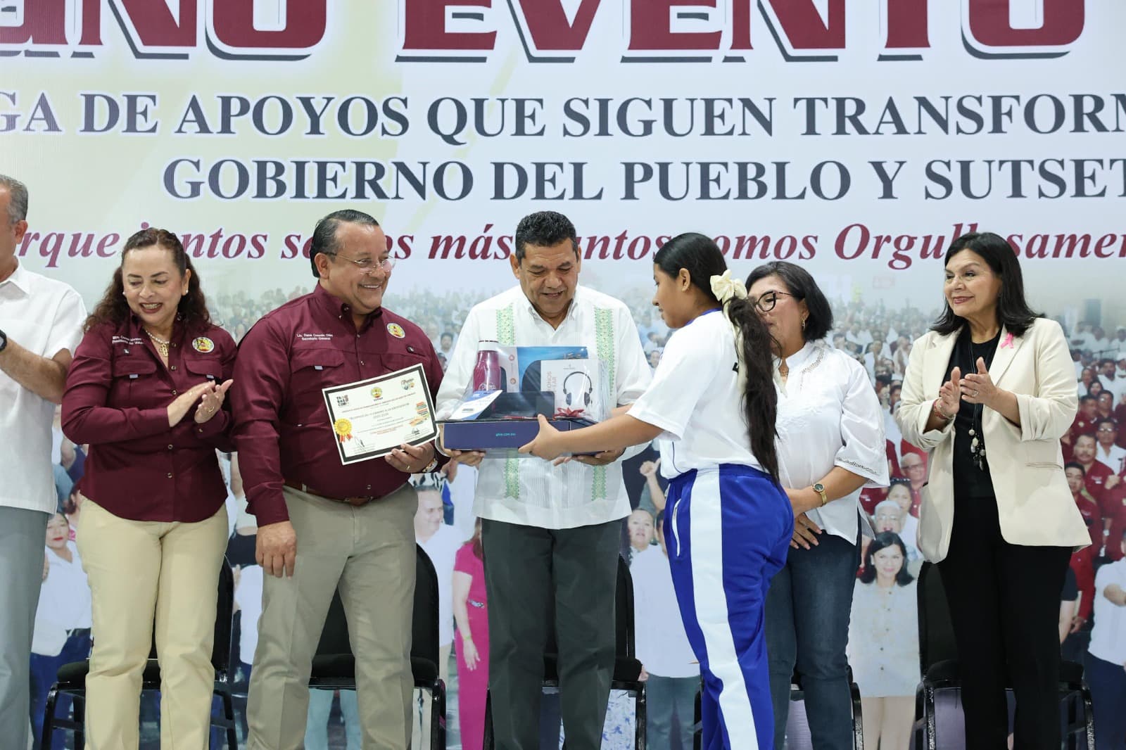 SUTSET y Gobierno de Tabasco otorgan apoyos sociales y equipos a trabajadores estatales