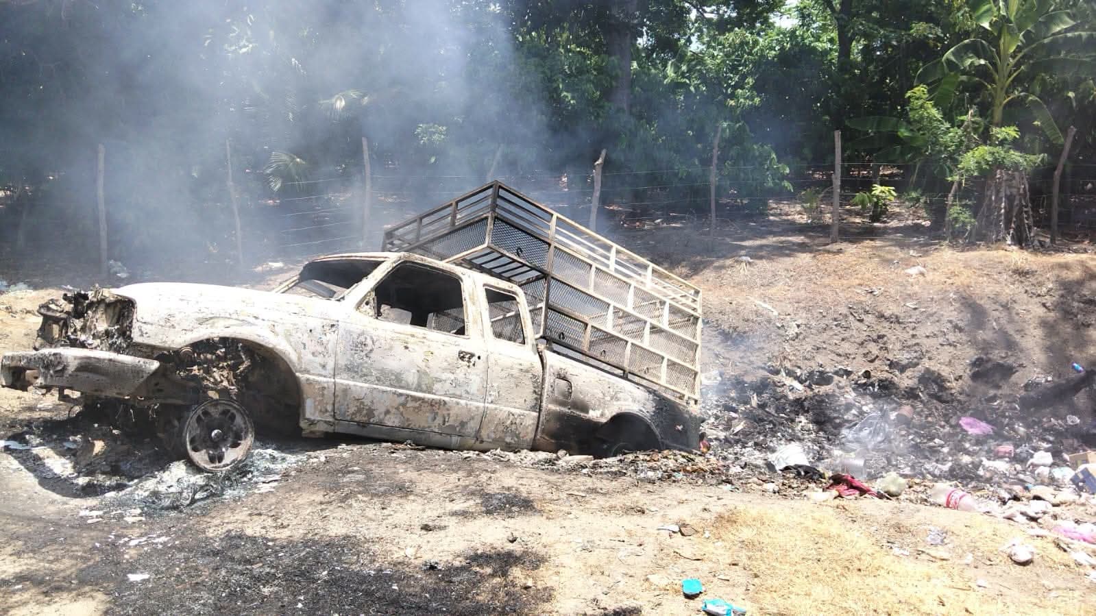 Incendio de basurero alcanza camioneta y termina calcinada en Cunduacán