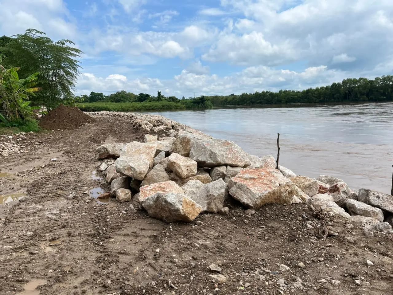 Conagua planta barrera contra deslave en el Cedral