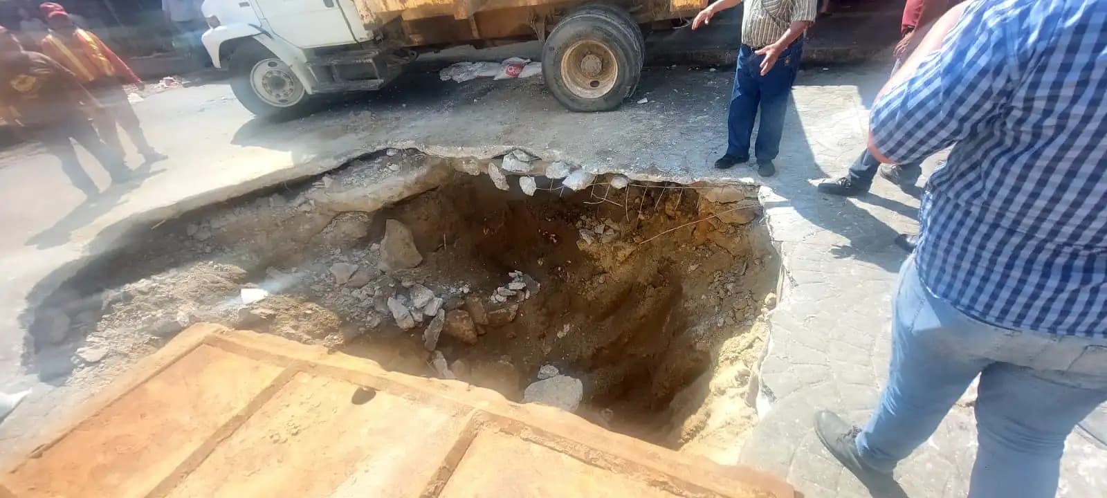 'Parchan' socavón frente al tianguis 'Taracena'