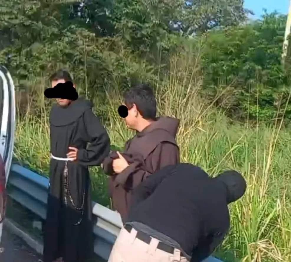 Encapuchados detienen a sacerdotes