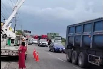 Bloquean la Villahermosa - Teapa tras pasar más de 12 horas sin luz